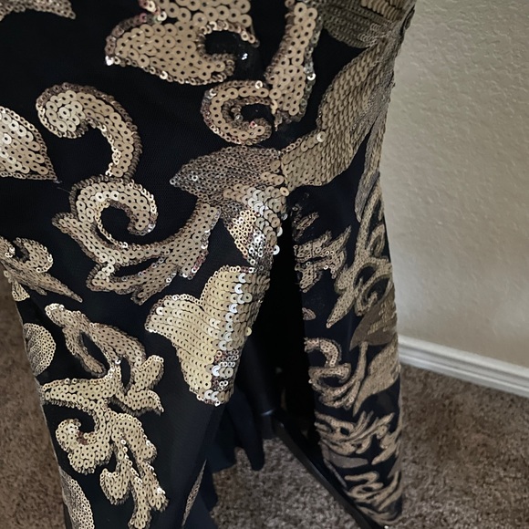 Black and gold sequin gown. - Picture 4 of 7